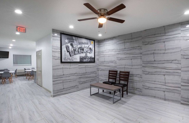 Super 8 by Wyndham Humble/Fallcreek/Houston