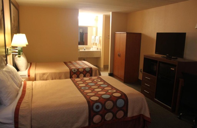 Super 8 by Wyndham Laurel