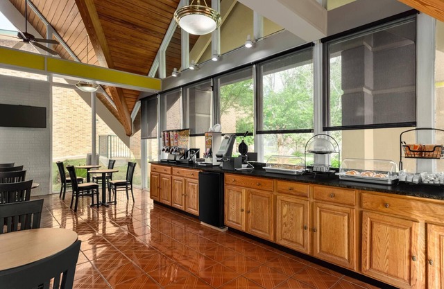 Super 8 by Wyndham Macon GA