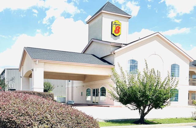 Super 8 by Wyndham Montgomery/Lake Conroe