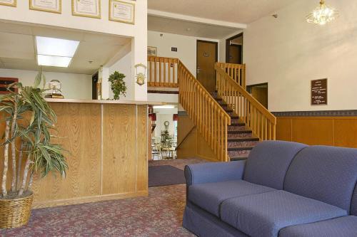 Super 8 by Wyndham Omaha - West Dodge