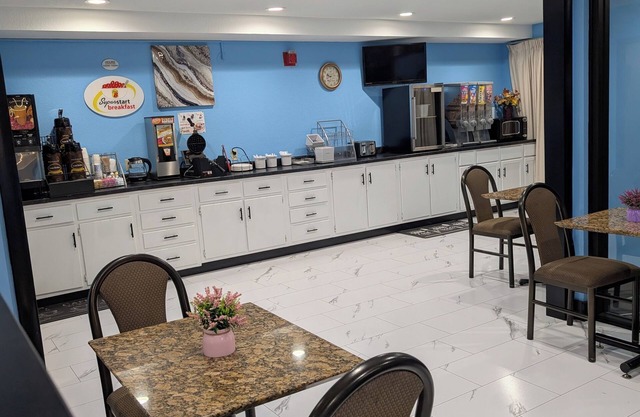 Super 8 by Wyndham Staunton