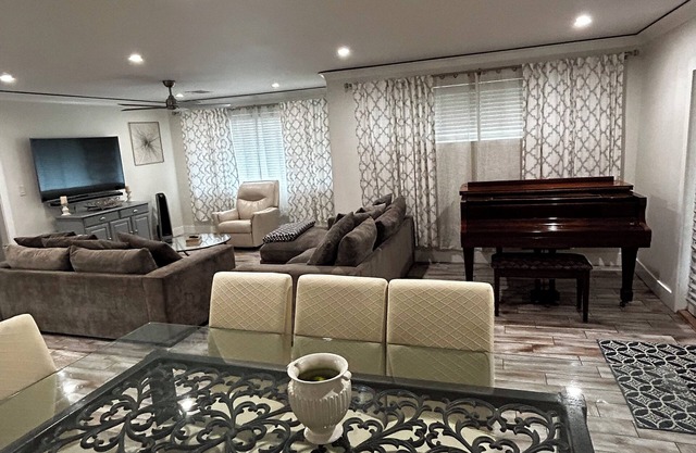 Super Bowl Central: Stylish home minutes from the Stadium!