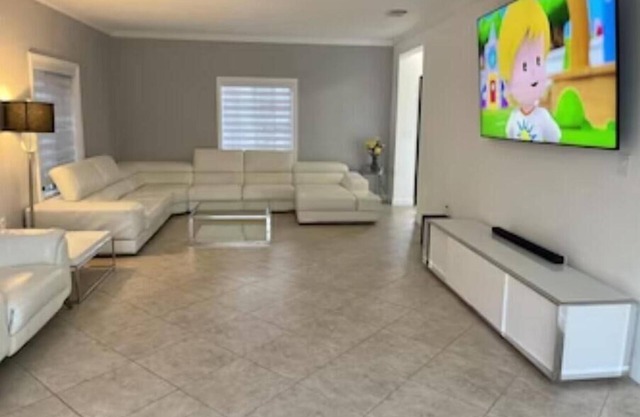 Super Clean, Luxurious 6 Bedroom Home
