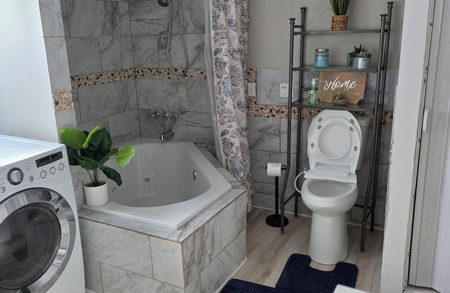 super cozy 4-bedroom house in Lorain newly remodeled close to lake.