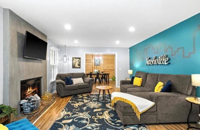 Super Cute 3BR/2BA, 6 Beds, Porch Bar & Hot Tub!