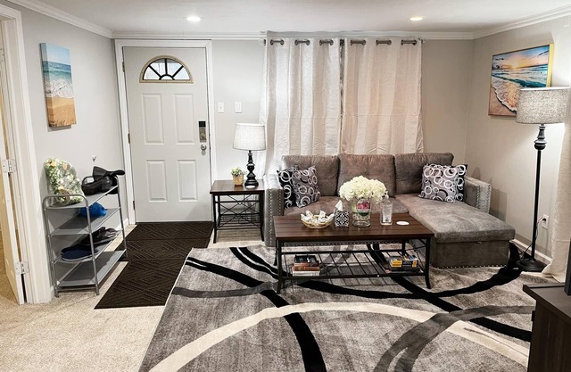 Super Cute & Cozy Home with 65"TV, Grill, 3 beds, A C, Porch.