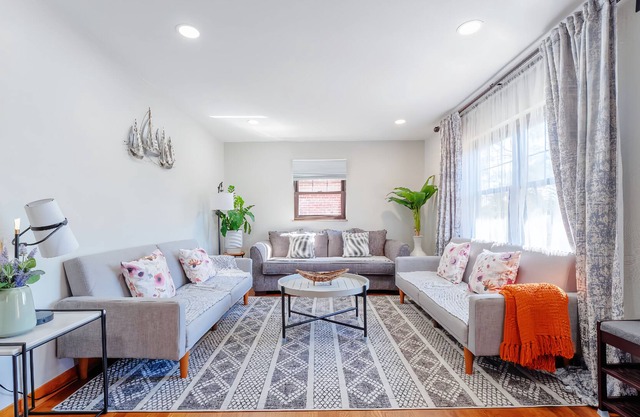 Super Excellent Location 2 BR 2 king beds,2 sofa beds,Off-street parking House