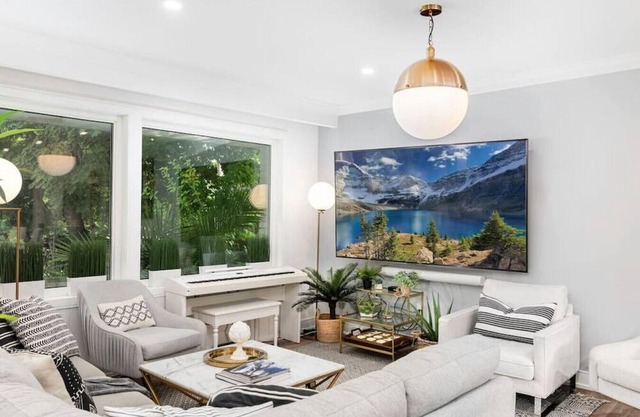 Super Lux Designer Co-Living, Hot Tub, Movie Theatre, Tesla Charger, Fireplaces