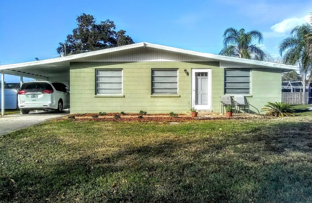 Super South Sarasota Location minutes to Amenities
