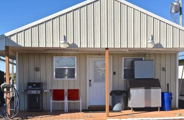 "Super Strike 1" houseboat - 2 BR/1.5 BA in Cypress Cove Marina - 6 beds