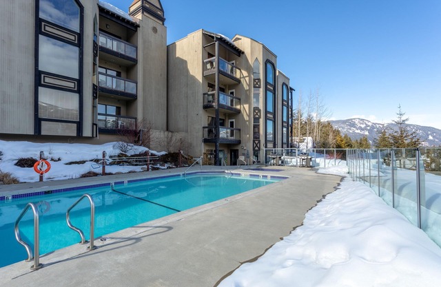 SUPER SUMMER GETAWAY Views + POOL + HOT TUB (WD, FP)