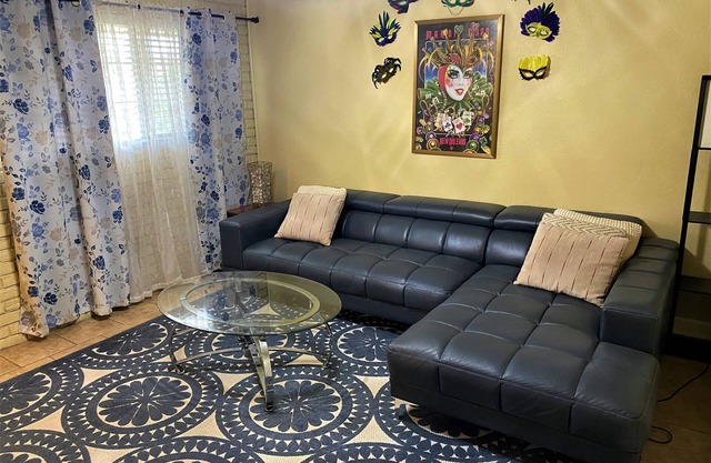 SUPER SUMMER SAVINGS! Cool and Eclectic , Perfect Downtown Spot minutes to LSU