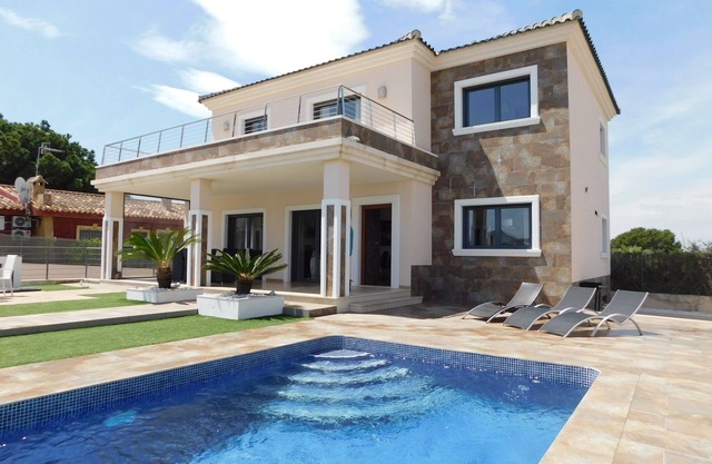 Superb 4/5 Bed 3 Bath Villa with Private pool & Garden Full Air Con, WIFI