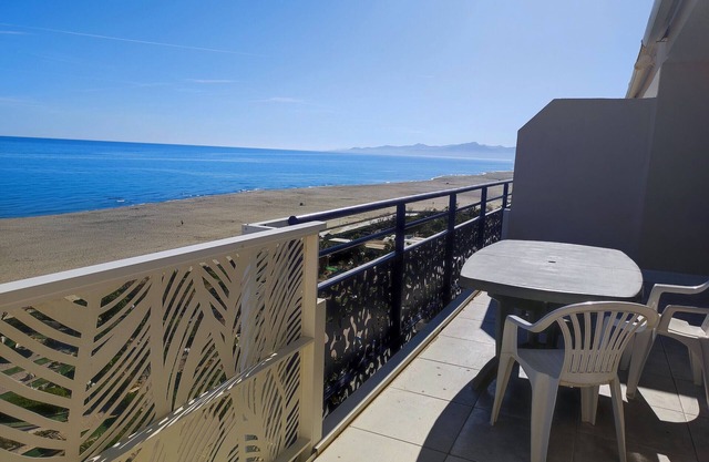 Superb air-conditioned apartment for 6 with beach access