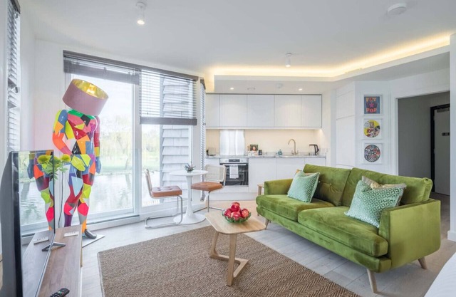 Superb Central Apt - River Views & Parking!