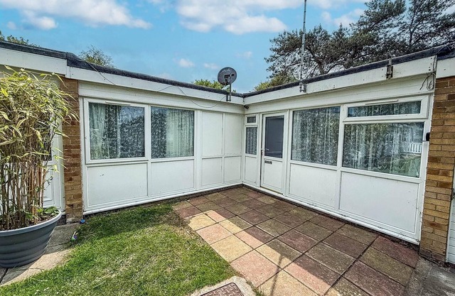 Superb chalet in nearby Hemsby Beach in Norfolk with free WiFi ref 00122BA