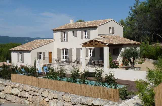 Superb contemporary villa enjoying a magnificent view of the Luberon.