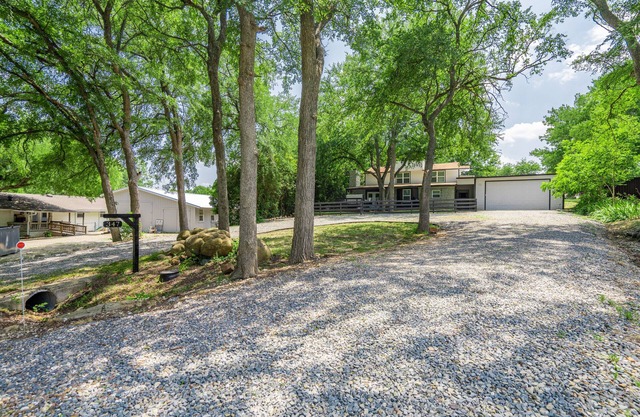 Superb Lake Texoma Home, 4 beds, 2.5 Baths, Hot Tub,1.5 miles to Highport Marina