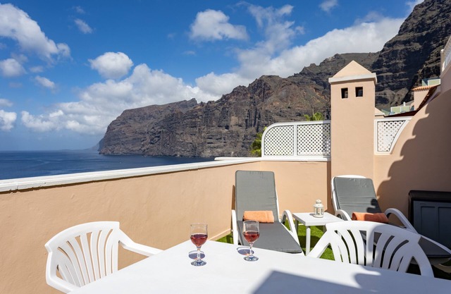 SUPERB LOCATION - PANORAMIC SEA & CLIFF VIEWS - WIFI - SATELLITE TV- SKY TV