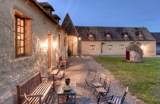 Superb manor house in the countryside, close to town, VIP accommodation