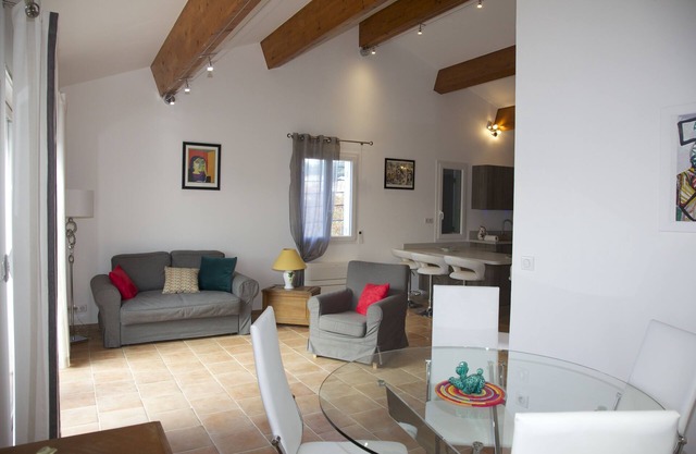 Superb new T3 apartment in the heart of Sanary, 100m from the port, 2 minutes on foot,
