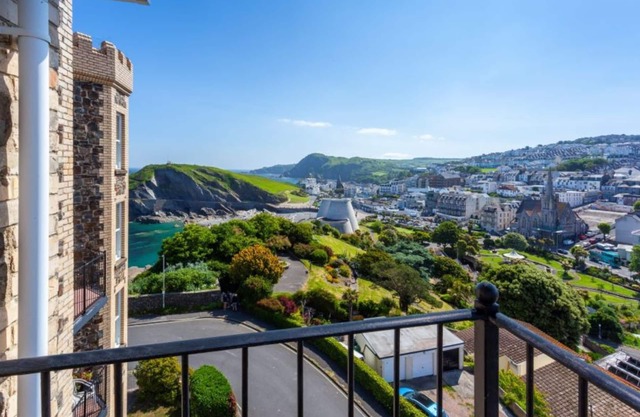 Superb sea front apartment with great sea views