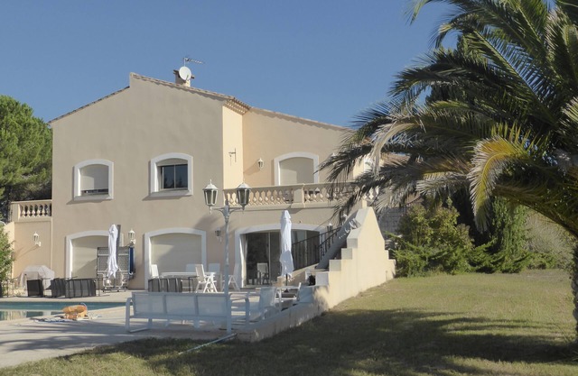 Superb, spacious villa surrounded by vineyards, close to beach.