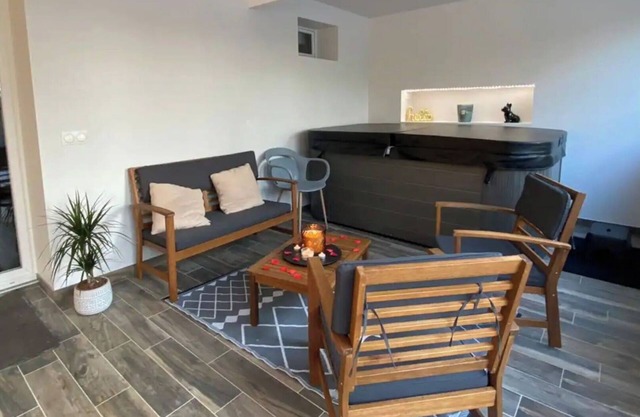 Superb T2 with private Jacuzzi near Disney