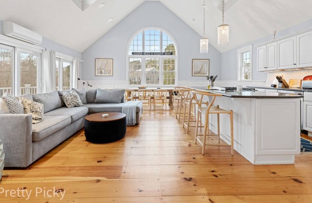 Superb, Upscale with Pool and Hot Tub in Chatham: 002-C