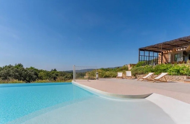 Superb villa in Goult 5mn from Gordes, with infinity pool