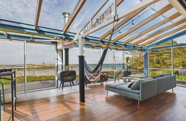 Superb villa with its feet in the water