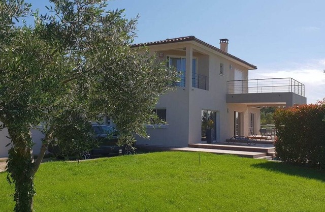 Superb villa with private pool, south-facing, quiet, ideally located