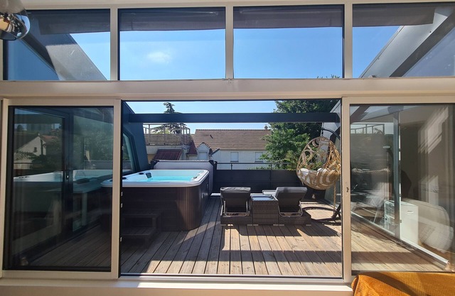 Superbe Appartement Avec Jacuzzi sur Terrasse, Sauna et Hammam Proche de Paris
