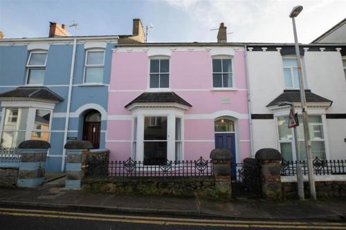 Superbly located Tenby cottage