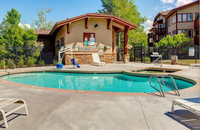 Superbly Updated Condo with Mountain Views, Shared Pool, Hot Tub, Walking Paths