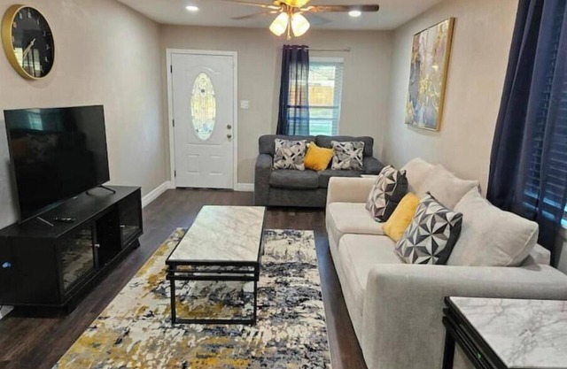 SUPERHOST/Luxury Comfort Cove/Crib/High Chair! AT&T/6Flags/3.8milesnnn