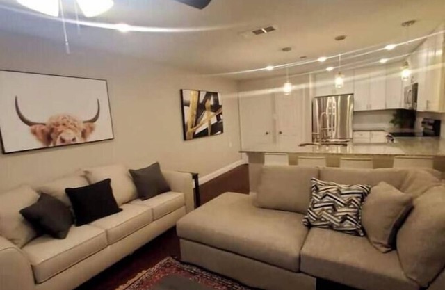 SUPERHOST/Spacious Titun Enclave Rodeo < 1mile. Baby Crib