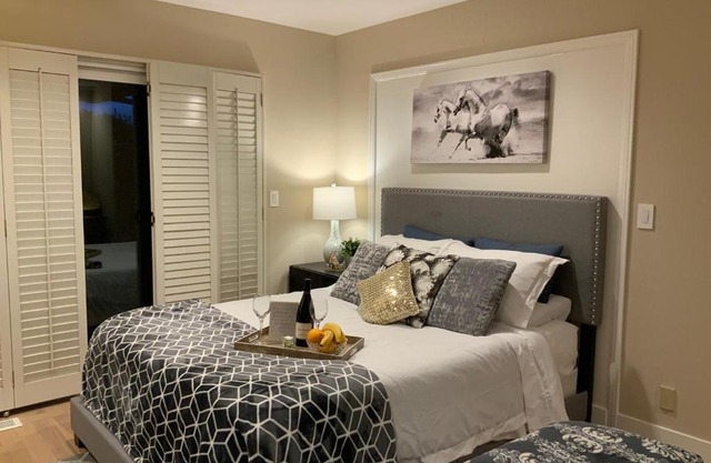 Superior Deluxe Queen Room next to Santana Row