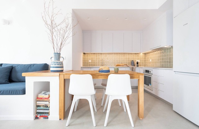 Superior Two-Bedroom Upper Floor Apt with Sea View By Triotissa Local Living D