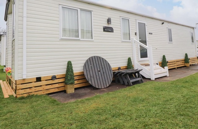 SUPERSONIC LODGE, pet friendly, with pool in Glasson Dock