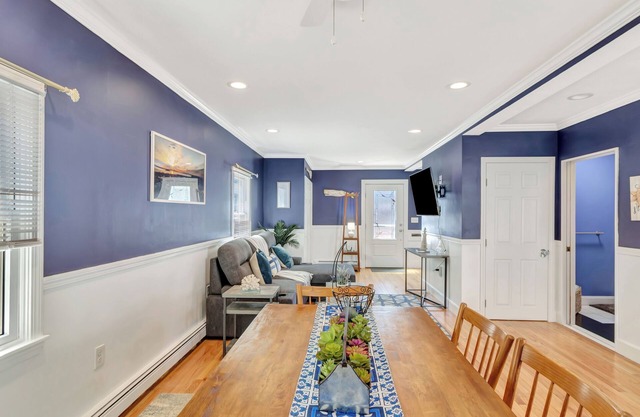 Sur la Sand is STEPS from the ocean! renovated, clean, Wifi, and pet friendly!
