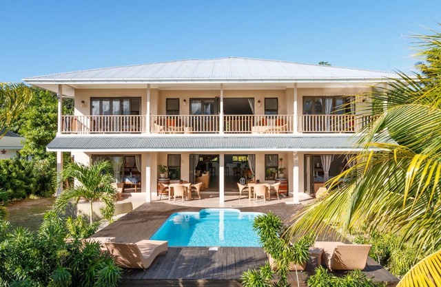 Surf Tropical Villa Seascape