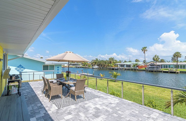 Surfer‘s Sunshine Waterfront home, walking distance to the Beach