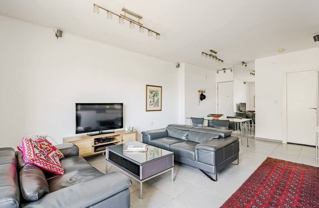 Surprising 2BR in Flea Market SAFE ROOM