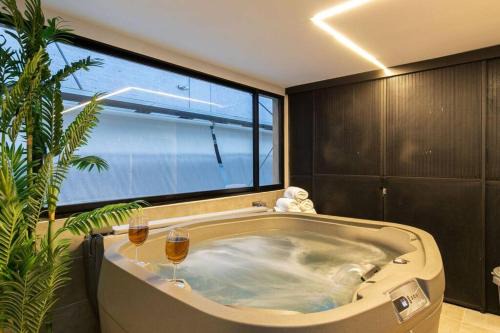 Surprising, Lleras Park, Billar Pool And Jacuzzi