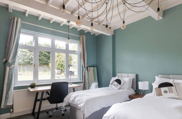 Surrey Stays - 5 bed house - close to Gatwick Airport