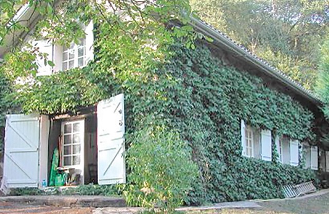 Surrounded by the mountains of the Basque Country, located in the popular Palombières Pass not far f