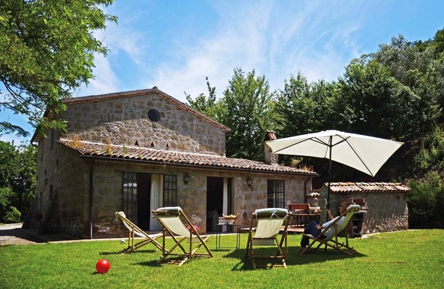 surrounded by unspoilt enviroment, traditional country house (6km from Orvieto)