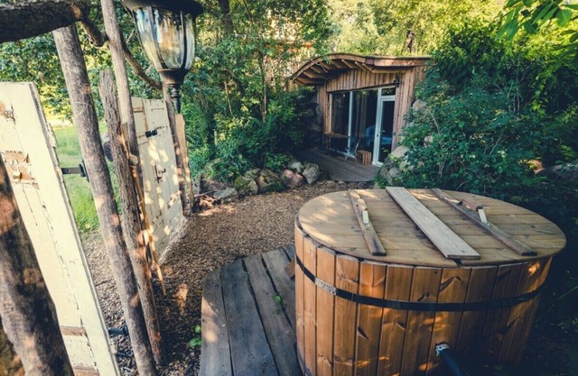 Sustainable vacation: Talpa hobby cave with sauna and hot tub in nature